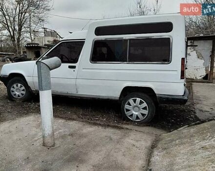 Белый Рено Рапид, объемом двигателя 1.6 л и пробегом 240 тыс. км за 700 $, фото 1 на Automoto.ua
