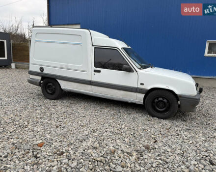 Белый Рено Рапид, объемом двигателя 1.6 л и пробегом 300 тыс. км за 999 $, фото 3 на Automoto.ua