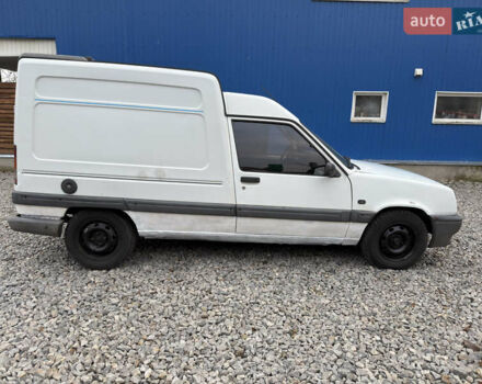 Белый Рено Рапид, объемом двигателя 1.6 л и пробегом 300 тыс. км за 999 $, фото 4 на Automoto.ua