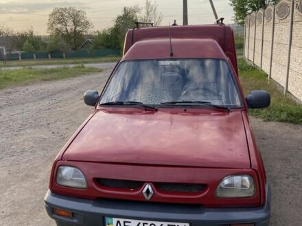 Рено Рапид 1994 в Кривом Роге на Automoto.ua Красный Рено Рапид, объемом двигателя 1.39 л и пробегом 240 тыс. км за 700 $, фото 1 на Automoto.ua