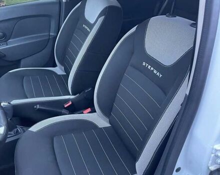 Белый Рено Сандеро СтэпВэй, объемом двигателя 0.9 л и пробегом 95 тыс. км за 8999 $, фото 47 на Automoto.ua