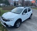Белый Рено Сандеро СтэпВэй, объемом двигателя 0.9 л и пробегом 95 тыс. км за 8999 $, фото 5 на Automoto.ua