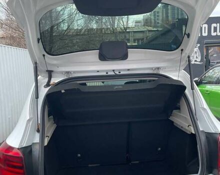 Белый Рено Сандеро СтэпВэй, объемом двигателя 0.9 л и пробегом 95 тыс. км за 8999 $, фото 31 на Automoto.ua