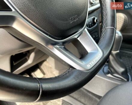 Білий Рено Сандеро СтепВей, об'ємом двигуна 0.9 л та пробігом 86 тис. км за 10499 $, фото 16 на Automoto.ua