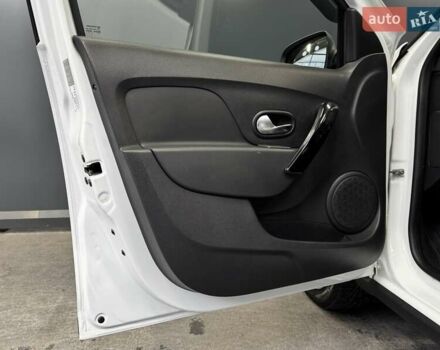 Белый Рено Сандеро СтэпВэй, объемом двигателя 0.9 л и пробегом 39 тыс. км за 11900 $, фото 35 на Automoto.ua
