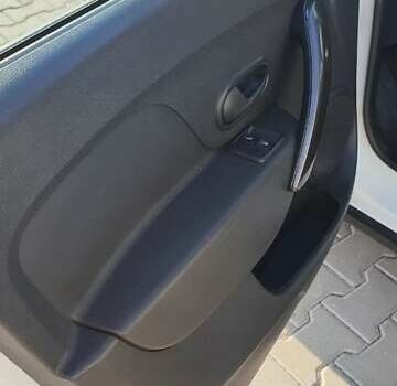 Білий Рено Сандеро СтепВей, об'ємом двигуна 0.9 л та пробігом 100 тис. км за 10000 $, фото 12 на Automoto.ua