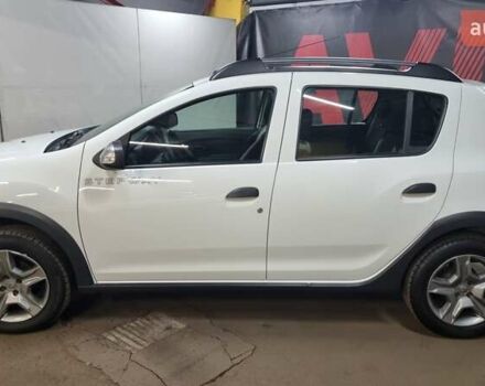 Белый Рено Сандеро СтэпВэй, объемом двигателя 0.9 л и пробегом 39 тыс. км за 8100 $, фото 2 на Automoto.ua