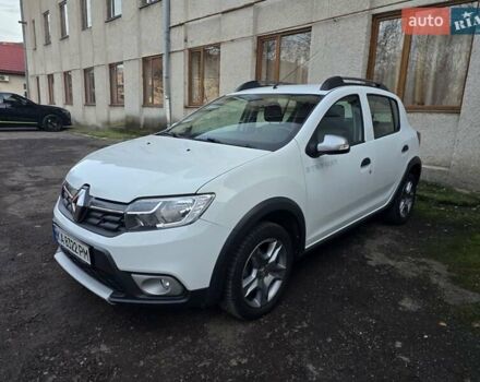Білий Рено Сандеро СтепВей, об'ємом двигуна 0.9 л та пробігом 105 тис. км за 8900 $, фото 1 на Automoto.ua