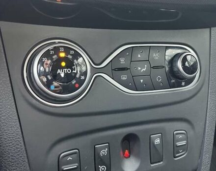 Білий Рено Сандеро СтепВей, об'ємом двигуна 0.9 л та пробігом 99 тис. км за 7879 $, фото 19 на Automoto.ua