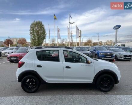 Білий Рено Сандеро СтепВей, об'ємом двигуна 0.9 л та пробігом 99 тис. км за 7879 $, фото 4 на Automoto.ua