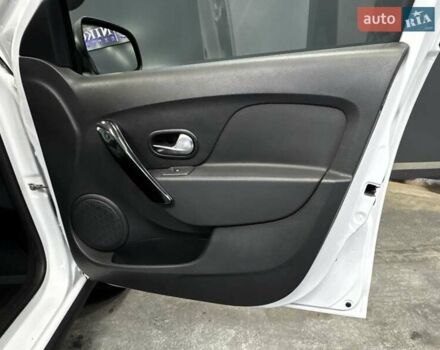 Белый Рено Сандеро СтэпВэй, объемом двигателя 0.9 л и пробегом 39 тыс. км за 11900 $, фото 37 на Automoto.ua