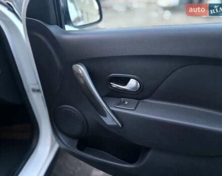 Білий Рено Сандеро СтепВей, об'ємом двигуна 0.9 л та пробігом 105 тис. км за 8900 $, фото 21 на Automoto.ua