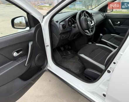 Белый Рено Сандеро СтэпВэй, объемом двигателя 0.9 л и пробегом 84 тыс. км за 9900 $, фото 18 на Automoto.ua