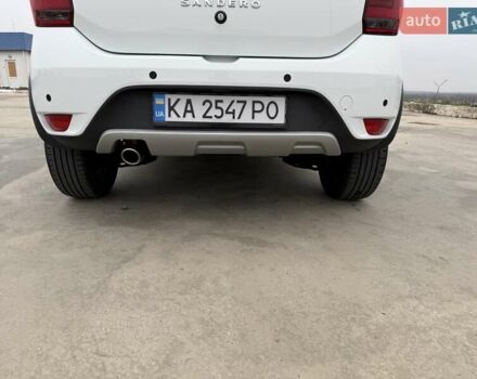 Белый Рено Сандеро СтэпВэй, объемом двигателя 0.9 л и пробегом 84 тыс. км за 9900 $, фото 7 на Automoto.ua