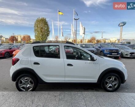 Білий Рено Сандеро СтепВей, об'ємом двигуна 0.9 л та пробігом 79 тис. км за 8164 $, фото 4 на Automoto.ua