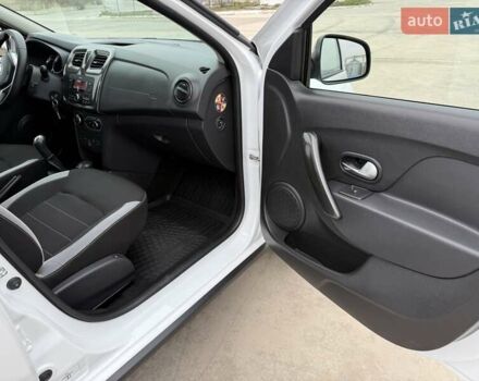 Белый Рено Сандеро СтэпВэй, объемом двигателя 0.9 л и пробегом 84 тыс. км за 9900 $, фото 13 на Automoto.ua