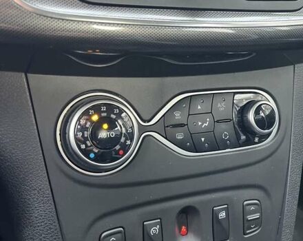 Білий Рено Сандеро СтепВей, об'ємом двигуна 0.9 л та пробігом 79 тис. км за 8164 $, фото 18 на Automoto.ua