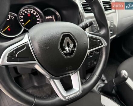 Белый Рено Сандеро СтэпВэй, объемом двигателя 0.9 л и пробегом 84 тыс. км за 9900 $, фото 21 на Automoto.ua