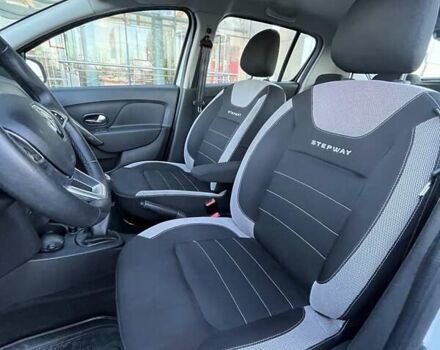 Білий Рено Сандеро СтепВей, об'ємом двигуна 0.9 л та пробігом 77 тис. км за 7974 $, фото 11 на Automoto.ua