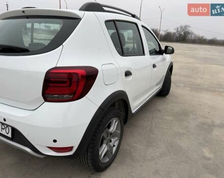 Белый Рено Сандеро СтэпВэй, объемом двигателя 0.9 л и пробегом 84 тыс. км за 9900 $, фото 5 на Automoto.ua