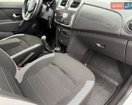 Белый Рено Сандеро СтэпВэй, объемом двигателя 0.9 л и пробегом 84 тыс. км за 9900 $, фото 14 на Automoto.ua