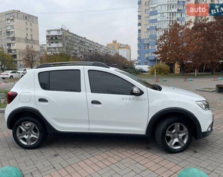 Белый Рено Сандеро СтэпВэй, объемом двигателя 1.46 л и пробегом 66 тыс. км за 12300 $, фото 4 на Automoto.ua
