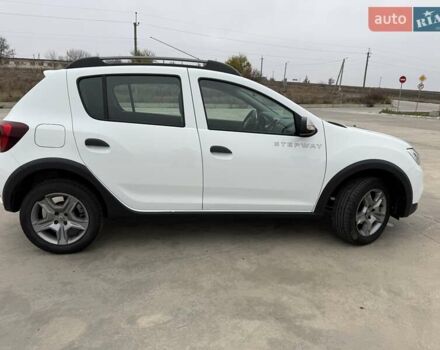 Белый Рено Сандеро СтэпВэй, объемом двигателя 0.9 л и пробегом 84 тыс. км за 9900 $, фото 6 на Automoto.ua