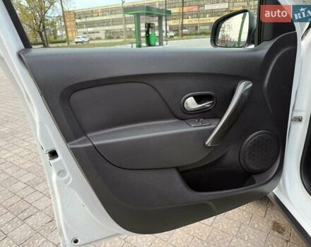 Рено Сандеро СтепВей 2021 у Запоріжжя на Automoto.ua Білий Рено Сандеро СтепВей, об'ємом двигуна 0.9 л та пробігом 110 тис. км за 10699 $, фото 8 на Automoto.ua