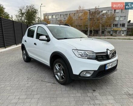 Рено Сандеро СтепВей 2021 у Запоріжжя на Automoto.ua Білий Рено Сандеро СтепВей, об'ємом двигуна 0.9 л та пробігом 110 тис. км за 10699 $, фото 2 на Automoto.ua