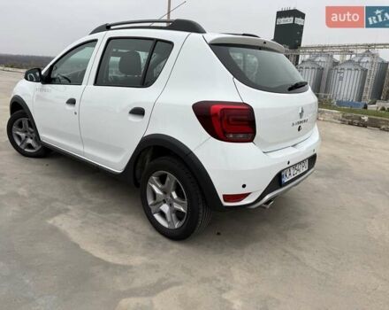 Белый Рено Сандеро СтэпВэй, объемом двигателя 0.9 л и пробегом 84 тыс. км за 9900 $, фото 2 на Automoto.ua