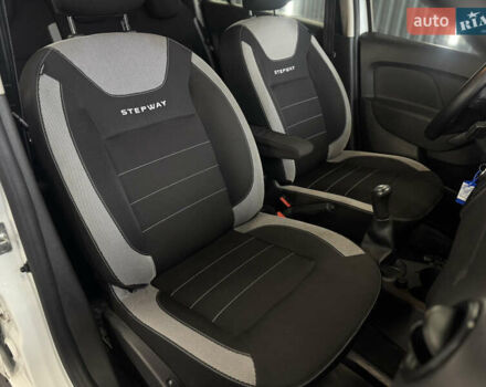 Белый Рено Сандеро СтэпВэй, объемом двигателя 0.9 л и пробегом 99 тыс. км за 8999 $, фото 14 на Automoto.ua