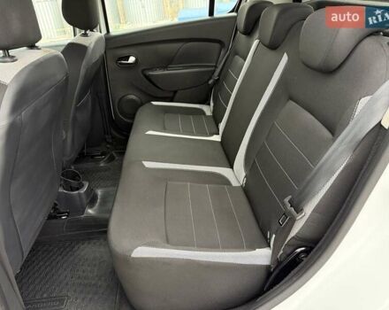 Белый Рено Сандеро СтэпВэй, объемом двигателя 0.9 л и пробегом 84 тыс. км за 9900 $, фото 17 на Automoto.ua