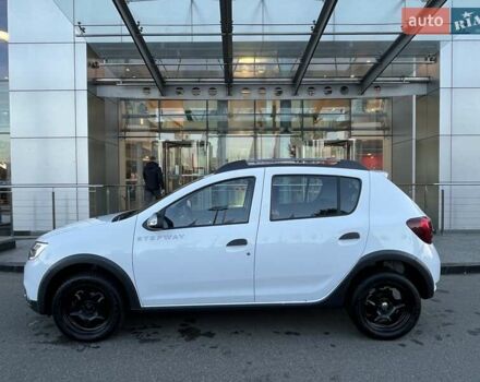 Білий Рено Сандеро СтепВей, об'ємом двигуна 0.9 л та пробігом 77 тис. км за 7974 $, фото 8 на Automoto.ua