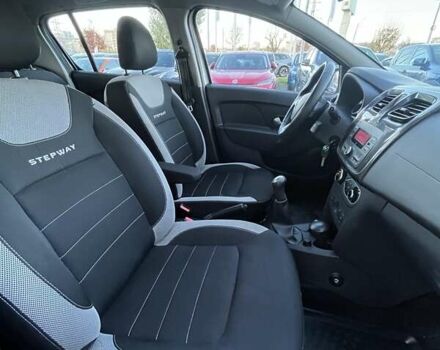 Білий Рено Сандеро СтепВей, об'ємом двигуна 0.9 л та пробігом 77 тис. км за 7974 $, фото 15 на Automoto.ua