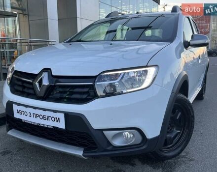 Білий Рено Сандеро СтепВей, об'ємом двигуна 0.9 л та пробігом 77 тис. км за 7974 $, фото 1 на Automoto.ua