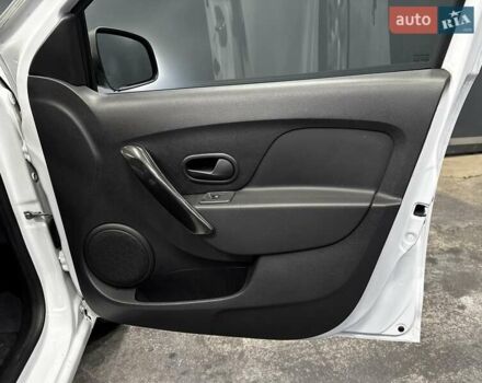 Белый Рено Сандеро, объемом двигателя 1.5 л и пробегом 73 тыс. км за 8500 $, фото 39 на Automoto.ua