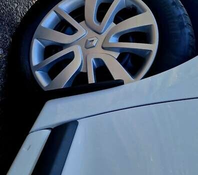 Білий Рено Сандеро, об'ємом двигуна 0.9 л та пробігом 13 тис. км за 9650 $, фото 28 на Automoto.ua