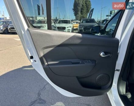 Белый Рено Сандеро, объемом двигателя 0.9 л и пробегом 106 тыс. км за 9300 $, фото 26 на Automoto.ua