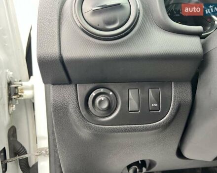 Рено Сандеро 2019 в Киеве на Automoto.ua Белый Рено Сандеро, объемом двигателя 1.46 л и пробегом 118 тыс. км за 9103 $, фото 12 на Automoto.ua