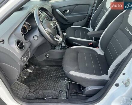 Белый Рено Сандеро, объемом двигателя 0.9 л и пробегом 111 тыс. км за 7736 $, фото 9 на Automoto.ua