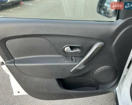 Белый Рено Сандеро, объемом двигателя 0.9 л и пробегом 111 тыс. км за 7736 $, фото 11 на Automoto.ua