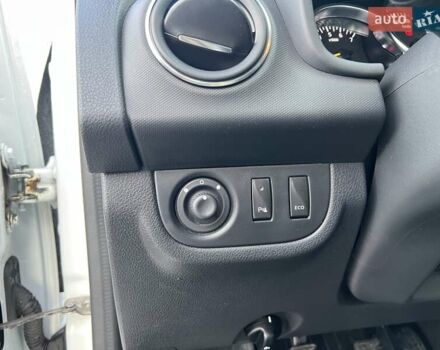 Белый Рено Сандеро, объемом двигателя 0.9 л и пробегом 111 тыс. км за 7736 $, фото 12 на Automoto.ua