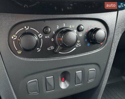 Белый Рено Сандеро, объемом двигателя 0.9 л и пробегом 65 тыс. км за 10000 $, фото 16 на Automoto.ua