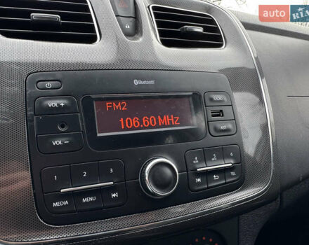 Белый Рено Сандеро, объемом двигателя 0.9 л и пробегом 65 тыс. км за 10000 $, фото 15 на Automoto.ua