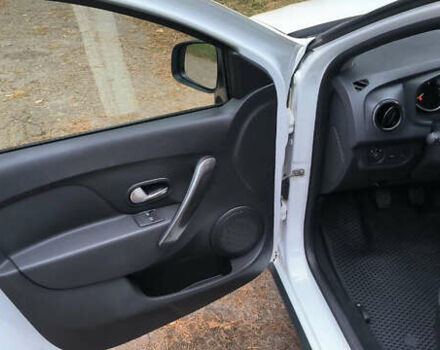 Белый Рено Сандеро, объемом двигателя 0.9 л и пробегом 52 тыс. км за 10999 $, фото 19 на Automoto.ua