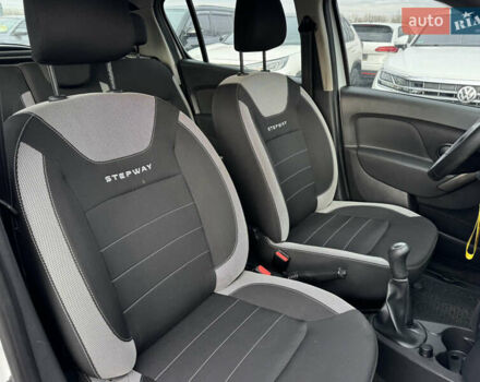 Белый Рено Сандеро, объемом двигателя 0.9 л и пробегом 65 тыс. км за 10000 $, фото 11 на Automoto.ua