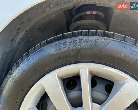 Белый Рено Сандеро, объемом двигателя 1 л и пробегом 131 тыс. км за 9800 $, фото 8 на Automoto.ua