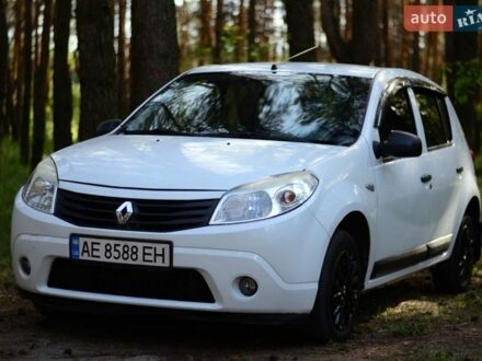 Белый Рено Сандеро, объемом двигателя 1.6 л и пробегом 192 тыс. км за 5400 $, фото 1 на Automoto.ua