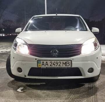 Білий Рено Сандеро, об'ємом двигуна 1.6 л та пробігом 225 тис. км за 4500 $, фото 1 на Automoto.ua