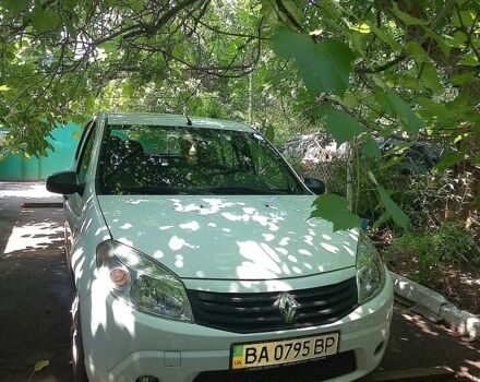 Білий Рено Сандеро, об'ємом двигуна 1.39 л та пробігом 49 тис. км за 7200 $, фото 1 на Automoto.ua